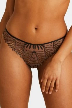 Aubade: Sensory Illusion String